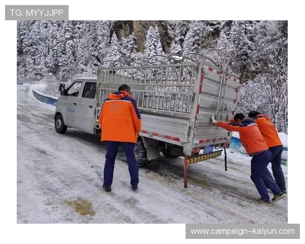 冬奥测试赛现场造雪机故障，志愿者人工铺雪保赛程